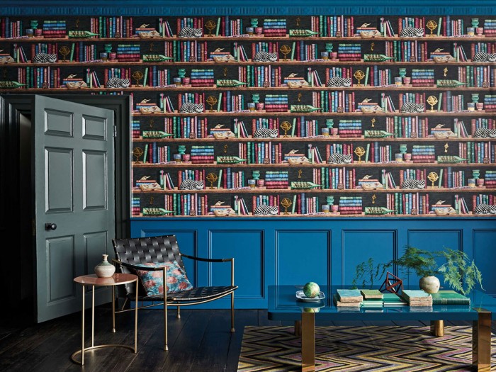 Die Fornasetti Tapete 114/13025 Libreria auf einer Wand tapeziert