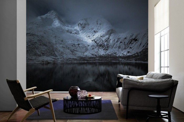 Im Wohnzimmer die Fototapete Berge der Lofoten bei Nacht, Norwegen auf einer großen Wand tapeziert. Die Fototapete Berge der Lofoten bei Nacht, Norwegen ist als Vlies-Fototapete im Wohnzimmer leicht zu tapezieren.