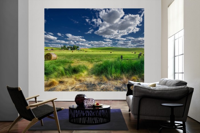 Die Fototapete Landschaft in Amerika mit Strohballen als große Bildtapete im Wohnzimmer. Als Bildtapete ist die Fototapete Landschaft in Amerika mit Strohballen ein besonderes Highlight auf Vliestapete.