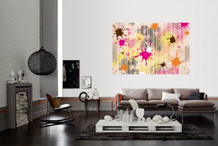 Die Design-Fototapete Geometrie Splash Pink als Wandbild im Wohnzimmer. Die Vlies-Design-Fototapete Geometrie Splash Pink verschönert als Wandbild Deine Wand.