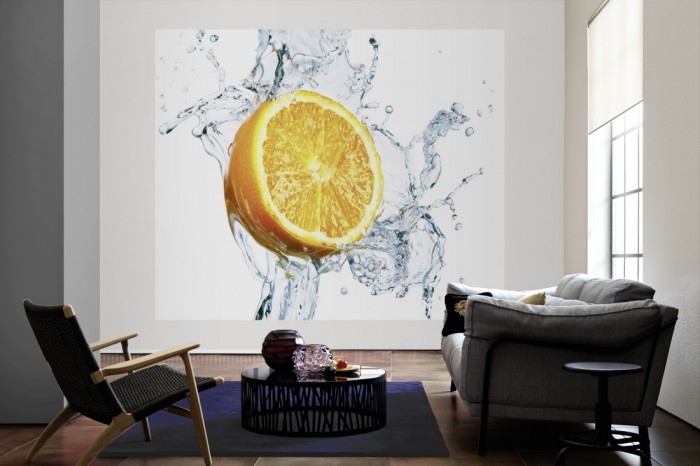 Die Fototapete Orange mit Wasserspritzer als große Bildtapete im Wohnzimmer. Als Bildtapete ist die Fototapete Orange mit Wasserspritzer ein besonderes Highlight auf Vliestapete.