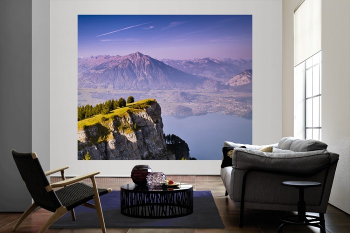 Die Fototapete Gebirge am See in der Schweiz als große Bildtapete im Wohnzimmer. Als Bildtapete ist die Fototapete Gebirge am See in der Schweiz ein besonderes Highlight auf Vliestapete.