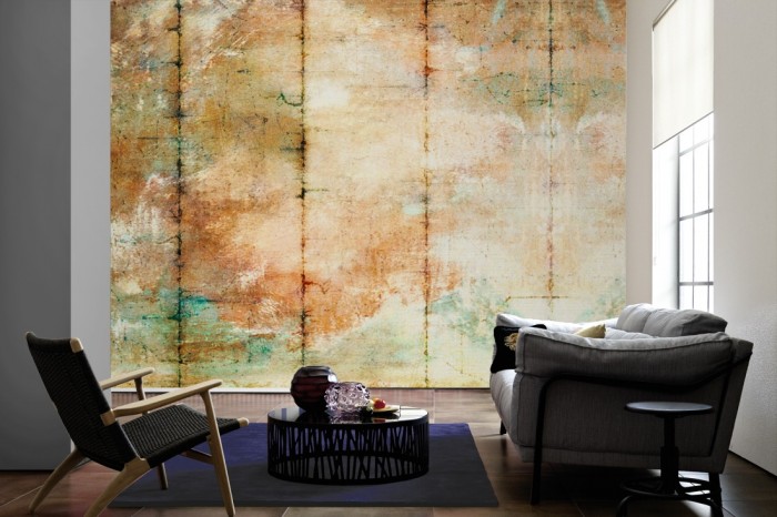 Im Wohnzimmer die Fototapete Vintage Wand aus antikem Papier auf einer großen Wand tapeziert. Die Fototapete Vintage Wand aus antikem Papier ist als Vlies-Fototapete im Wohnzimmer leicht zu tapezieren.