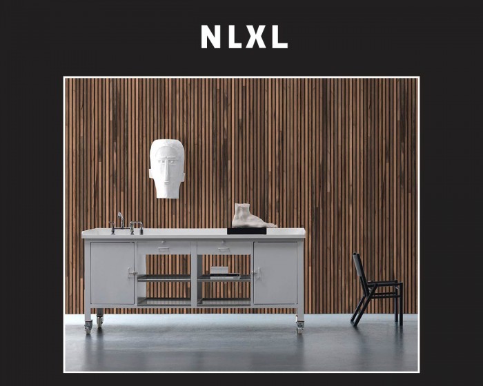 Die NLXL Tapete TIM-01 Timber Strips von Piet Hein Eek tapeziert an einer Wand.