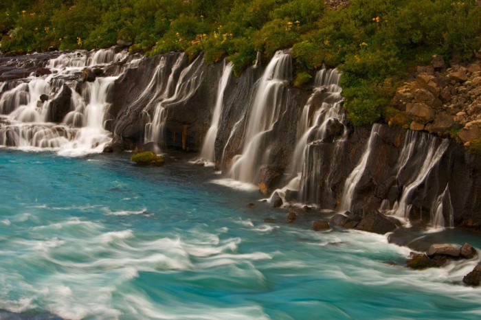 Die Fototapete Wasserfall in Island, Hraunfossar, eine Vlies-Fototapete bei Livingwalls Cologne online kaufen. Die Fototapete Wasserfall in Island, Hraunfossar ist eine Fototapete auf Maß.