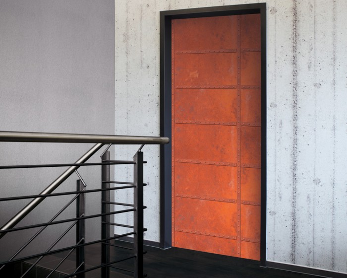 Ein Foto von der selbstklebenden Türtapete Rost Metallwand tapeziert auf einer Tür. Bestelle Deine Türtapete online.