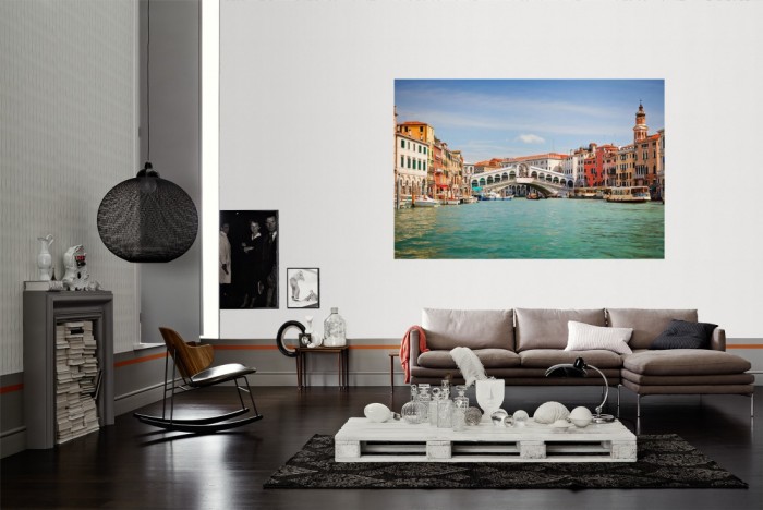 Die Fototapete Venedig, Rialto Brücke als Wandbild im Wohnzimmer. Die Vlies-Fototapete Venedig, Rialto Brücke verschönert als Wandbild Deine Wand.