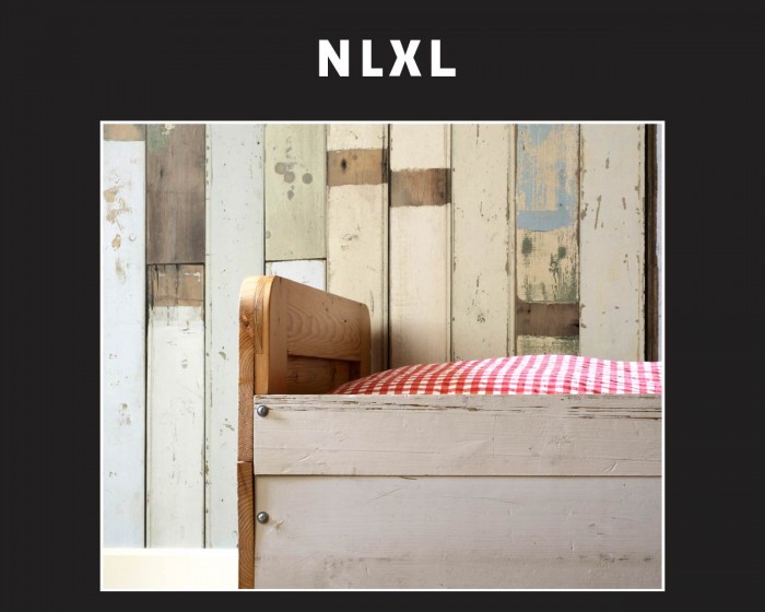 Raumfoto der NLXL Tapete PHE-03 Scrapwood von Piet Hein Eek.