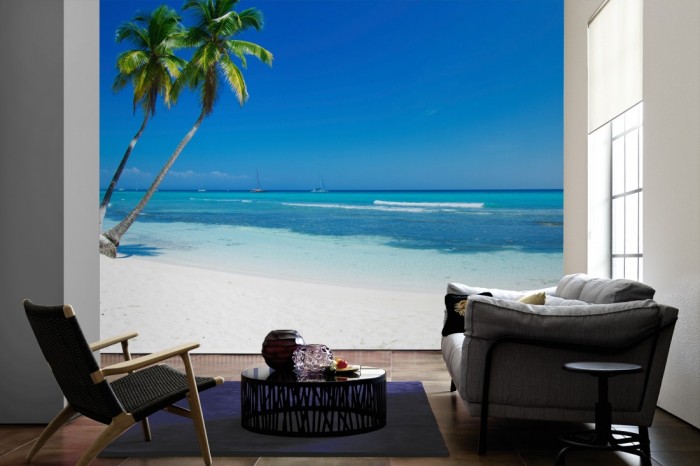 Im Wohnzimmer die Fototapete Strand mit Palmen auf Jamaika auf einer großen Wand tapeziert. Die Fototapete Strand mit Palmen auf Jamaika ist als Vlies-Fototapete im Wohnzimmer leicht zu tapezieren.