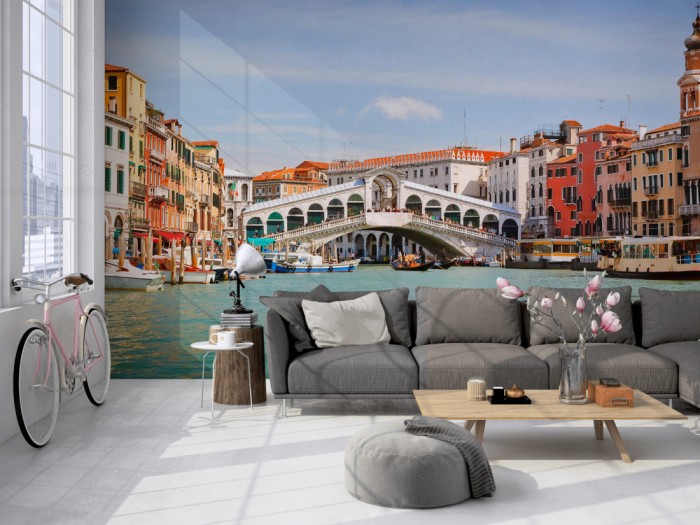 Die Fototapete Venedig, Rialto Brücke auf einer großen Wand im Loft tapeziert. Die Fototapete Venedig, Rialto Brücke wird individuell auf Deine Wand angepasst.