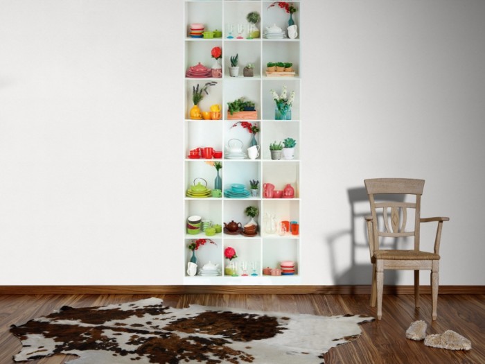 Ein Foto von dem 3D-Fotopanel Regal mit Geschirr und Deko tapeziert an der Wand. Bestelle Deine Bildtapete online.