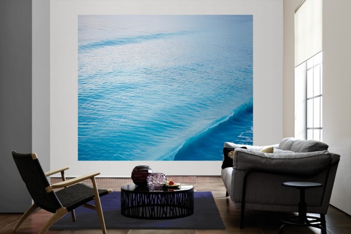 Die Fototapete Wellen im Meer als große Bildtapete im Wohnzimmer. Als Bildtapete ist die Fototapete Wellen im Meer ein besonderes Highlight auf Vliestapete.