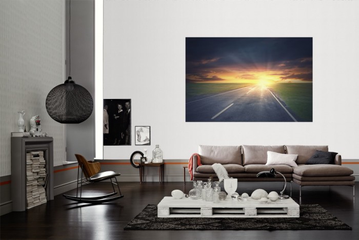 Die Fototapete Straße bei Sonnenaufgang als Wandbild im Wohnzimmer. Die Vlies-Fototapete Straße bei Sonnenaufgang verschönert als Wandbild Deine Wand.