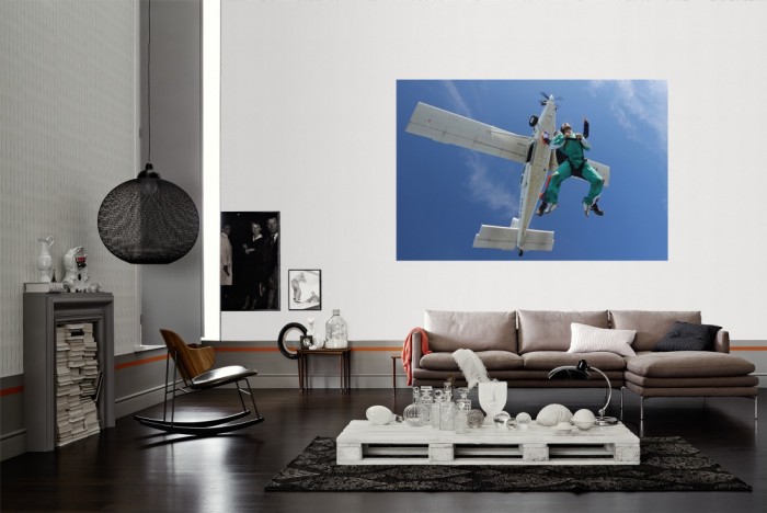Die Fototapete Fallschirmsprung als Wandbild im Wohnzimmer. Die Vlies-Fototapete Fallschirmsprung verschönert als Wandbild Deine Wand.