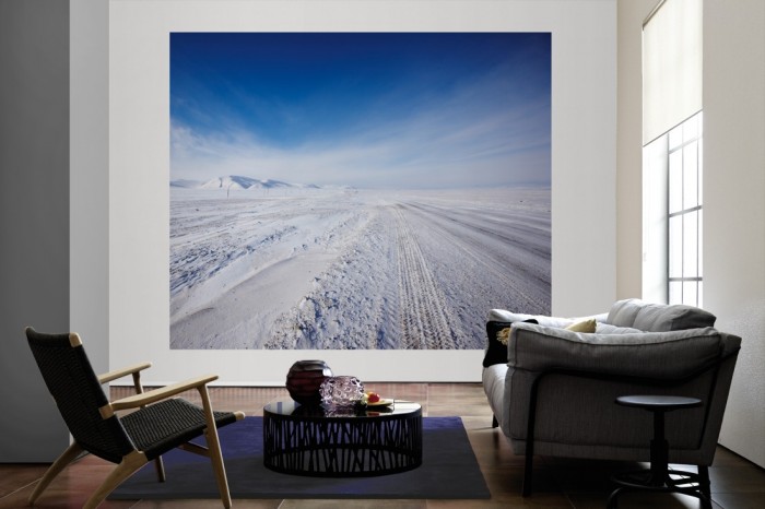 Die Fototapete Eisstraße mit Schnee bedeckt als große Bildtapete im Wohnzimmer. Als Bildtapete ist die Fototapete Eisstraße mit Schnee bedeckt ein besonderes Highlight auf Vliestapete.