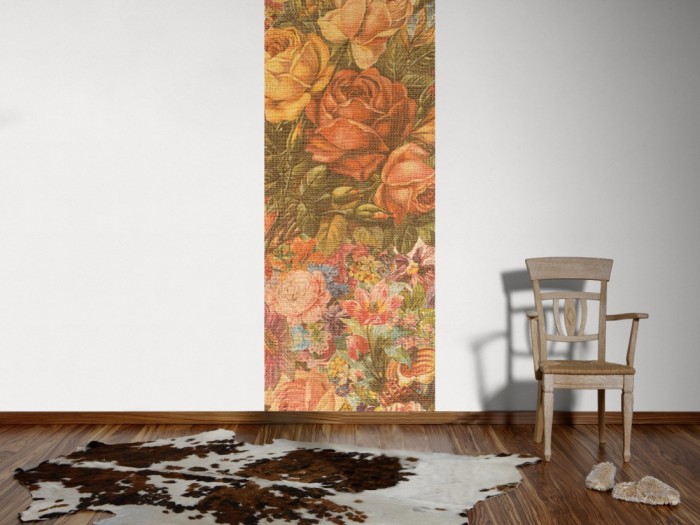 Ein Foto von dem Design-Fotopanel Stoff mit Rosen und Blüten tapeziert an der Wand. Bestelle Deine Bildtapete online.