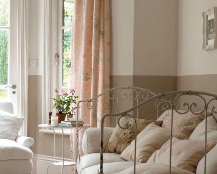 Die Little Greene Farbe Lead White gestrichen im Schlafzimmer