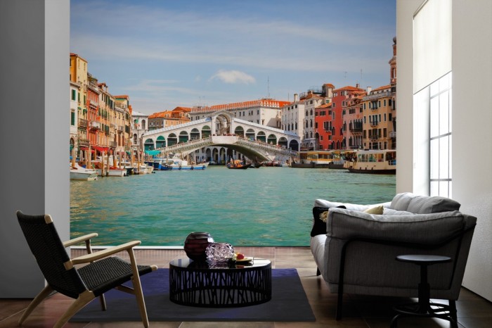 Im Wohnzimmer die Fototapete Venedig, Rialto Brücke auf einer großen Wand tapeziert. Die Fototapete Venedig, Rialto Brücke ist als Vlies-Fototapete im Wohnzimmer leicht zu tapezieren.