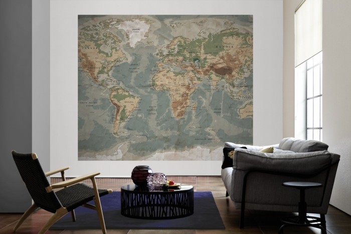 Die Fototapete Weltkarte, physische Landkarte als große Bildtapete im Wohnzimmer. Als Bildtapete ist die Fototapete Weltkarte, physische Landkarte ein besonderes Highlight auf Vliestapete.