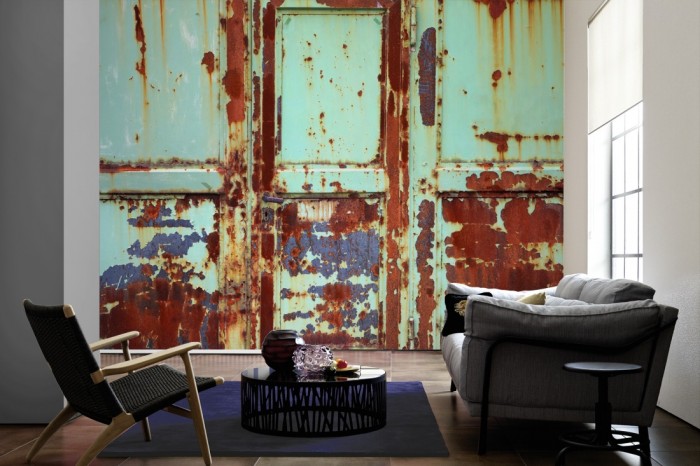 Im Wohnzimmer die Fototapete Rost Wand mit alter Metalltür auf einer großen Wand tapeziert. Die Fototapete Rost Wand mit alter Metalltür ist als Vlies-Fototapete im Wohnzimmer leicht zu tapezieren.