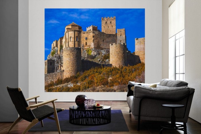 Die Fototapete Burg im Sonnenschein, Castillo de Loarre als große Bildtapete im Wohnzimmer. Als Bildtapete ist die Fototapete Burg im Sonnenschein, Castillo de Loarre ein besonderes Highlight auf Vliestapete.