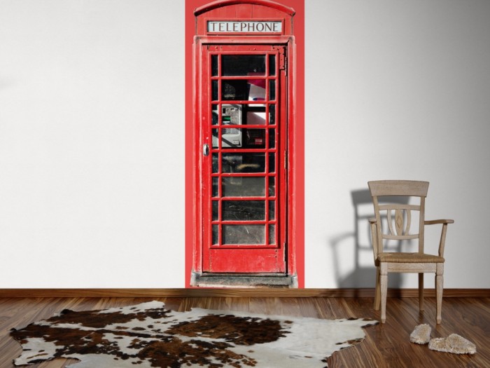Ein Foto von dem 3D Fotopanel Alte, rote Telefonzelle aus England tapeziert an der Wand. Bestelle Deine Bildtapete online.