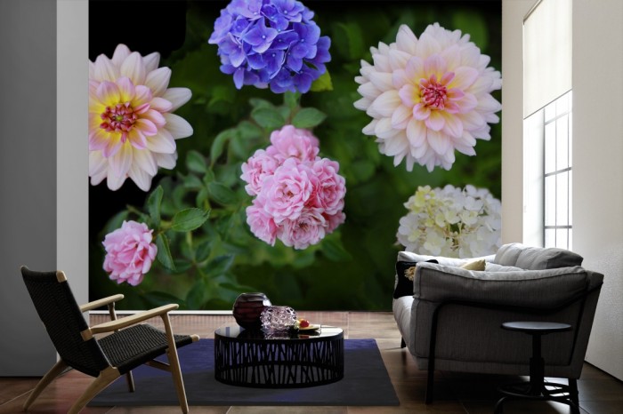 Im Wohnzimmer die Fototapete Blütenmix auf einer großen Wand tapeziert. Die Fototapete Blütenmix ist als Vlies-Fototapete im Wohnzimmer leicht zu tapezieren.