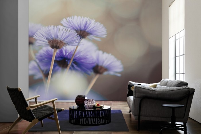 Im Wohnzimmer die Fototapete Wildblumen im Detail auf einer großen Wand tapeziert. Die Fototapete Wildblumen im Detail ist als Vlies-Fototapete im Wohnzimmer leicht zu tapezieren.