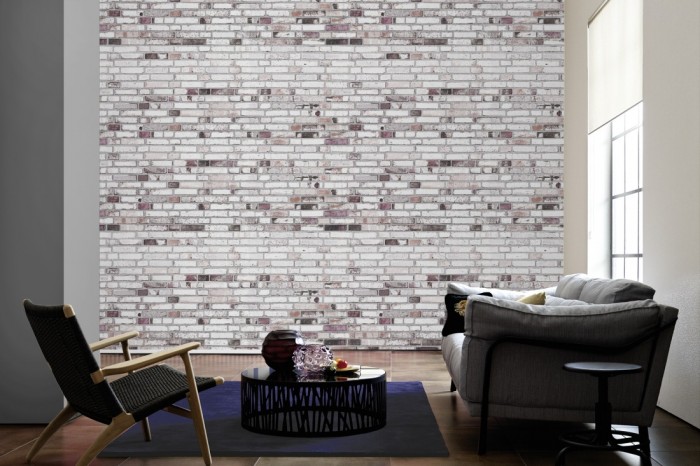 Im Wohnzimmer die Fototapete Ziegel Wand, weiße Steinwand auf einer großen Wand tapeziert. Die Fototapete Ziegel Wand, weiße Steinwand ist als Vlies-Fototapete im Wohnzimmer leicht zu tapezieren.
