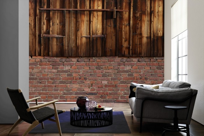 Im Wohnzimmer die Fototapete Holz Wand, Scheune mit Ziegel auf einer großen Wand tapeziert. Die Fototapete Holz Wand, Scheune mit Ziegel ist als Vlies-Fototapete im Wohnzimmer leicht zu tapezieren.