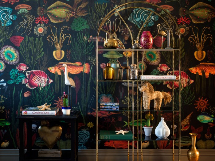 Raumansicht der Selected Walls Tapete Port Louis Deep Sea Wallpaper Col. 01