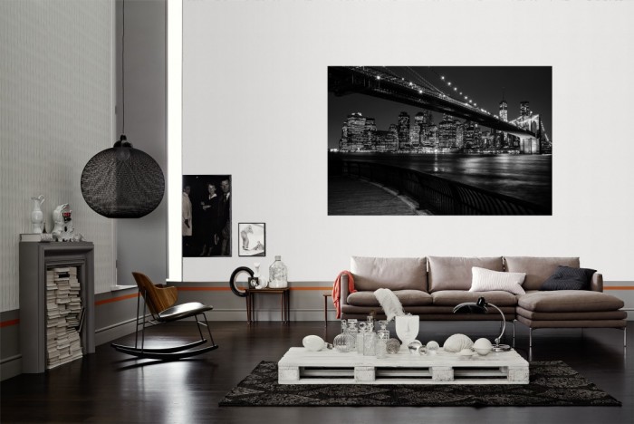 Die Fototapete Manhattan bei Nacht, New York, schwarz-weiß als Wandbild im Wohnzimmer. Die Vlies-Fototapete Manhattan bei Nacht, New York, schwarz-weiß verschönert als Wandbild Deine Wand.