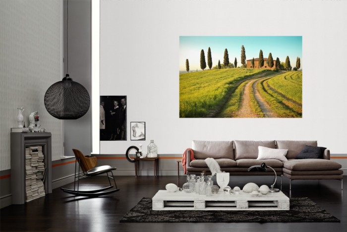 Die Fototapete Toskana Haus im Sommer als Wandbild im Wohnzimmer. Die Vlies-Fototapete Toskana Haus im Sommer verschönert als Wandbild Deine Wand.