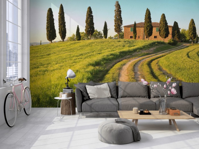 Die Fototapete Toskana Haus im Sommer auf einer großen Wand im Loft tapeziert. Die Fototapete Toskana Haus im Sommer wird individuell auf Deine Wand angepasst.