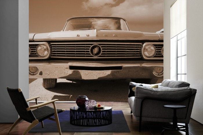 Im Wohnzimmer die Fototapete Oldtimer Buick Cadillac auf einer großen Wand tapeziert. Die Fototapete Oldtimer Buick Cadillac ist als Vlies-Fototapete im Wohnzimmer leicht zu tapezieren.