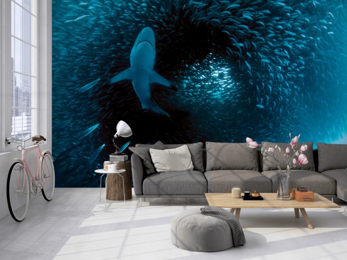 Die Fototapete Hai auf Jagd nach Fischen auf einer großen Wand im Loft tapeziert. Die Fototapete Hai auf Jagd nach Fischen wird individuell auf Deine Wand angepasst.