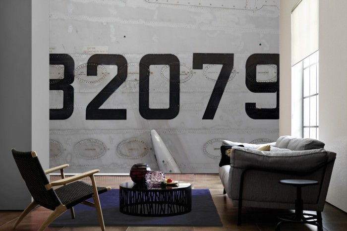 Im Wohnzimmer die Fototapete Metall Wand, Antonov Flugzeug auf einer großen Wand tapeziert. Die Fototapete Metall Wand, Antonov Flugzeug ist als Vlies-Fototapete im Wohnzimmer leicht zu tapezieren.