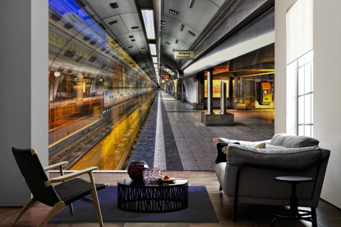 Im Wohnzimmer die Fototapete U-Bahn Station auf einer großen Wand tapeziert. Die Fototapete U-Bahn Station ist als Vlies-Fototapete im Wohnzimmer leicht zu tapezieren.