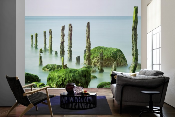 Im Wohnzimmer die Fototapete Wellenbrecher im Meer der Normandie auf einer großen Wand tapeziert. Die Fototapete Wellenbrecher im Meer der Normandie ist als Vlies-Fototapete im Wohnzimmer leicht zu tapezieren.
