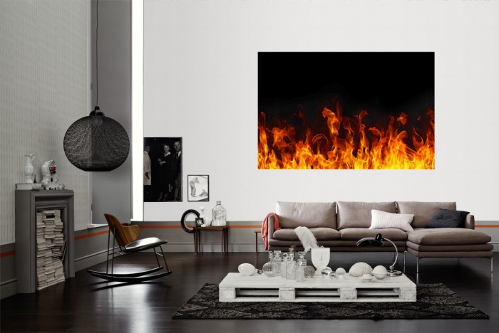 Die Fototapete Feuer und Flamme als Wandbild im Wohnzimmer. Die Vlies-Fototapete Feuer und Flamme verschönert als Wandbild Deine Wand.