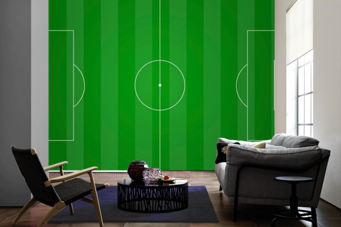 Im Wohnzimmer die Fototapete Fussball Feld auf einer großen Wand tapeziert. Die Fototapete Fussball Feld ist als Vlies-Fototapete im Wohnzimmer leicht zu tapezieren.
