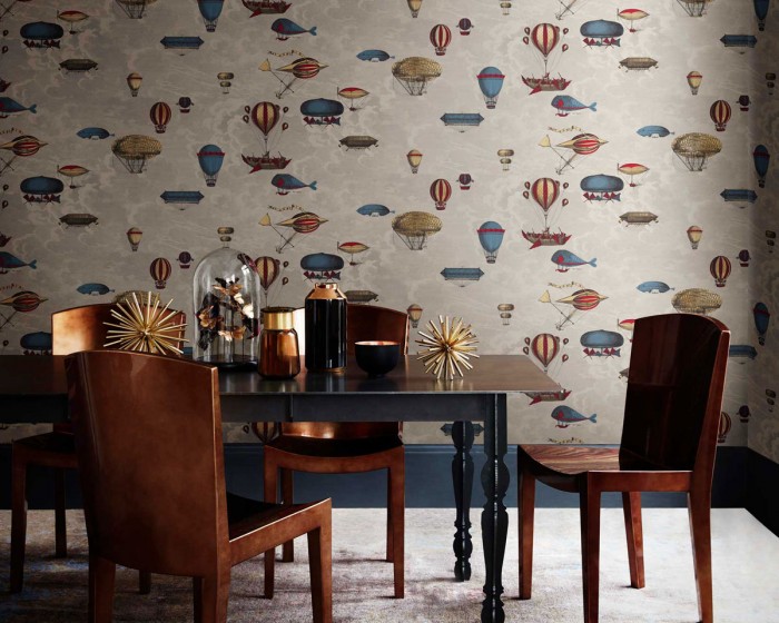 Die Fornasetti Tapete 114/10020 Macchine Volanti auf einer Wand tapeziert