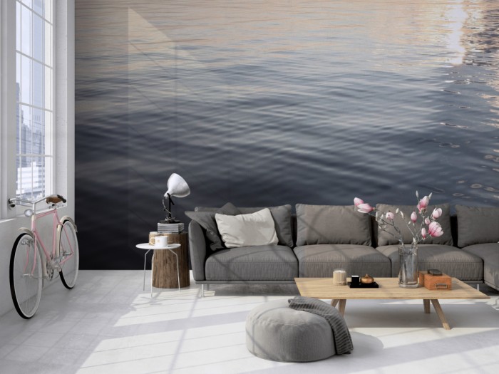 Die Fototapete Stiller See in der Abendsonne auf einer großen Wand im Loft tapeziert. Die Fototapete Stiller See in der Abendsonne wird individuell auf Deine Wand angepasst.