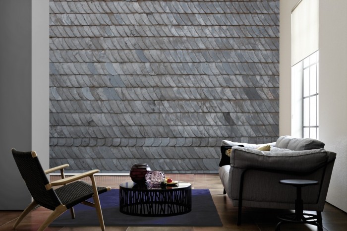 Im Wohnzimmer die Fototapete Schiefer Wand, alte Fassade auf einer großen Wand tapeziert. Die Fototapete Schiefer Wand, alte Fassade ist als Vlies-Fototapete im Wohnzimmer leicht zu tapezieren.