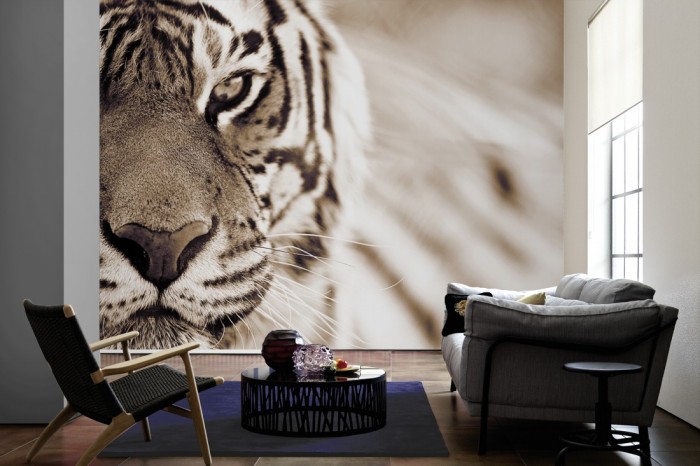 Im Wohnzimmer die Fototapete Tiger im Blick auf einer großen Wand tapeziert. Die Fototapete Tiger im Blick ist als Vlies-Fototapete im Wohnzimmer leicht zu tapezieren.
