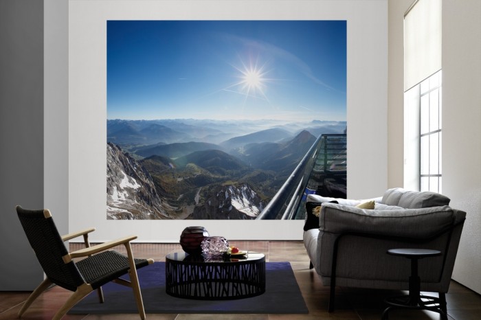 Die Fototapete Berglandschaft vom Dachstein Sky Walk als große Bildtapete im Wohnzimmer. Als Bildtapete ist die Fototapete Berglandschaft vom Dachstein Sky Walk ein besonderes Highlight auf Vliestapete.