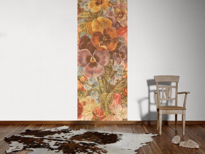 Ein Foto von dem Design-Fotopanel Stoff mit Veilchen und Blüten tapeziert an der Wand. Bestelle Deine Bildtapete online.