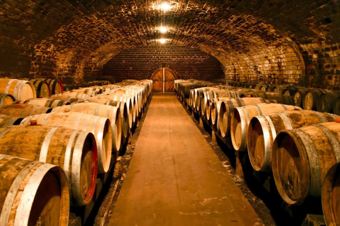 Die Fototapete Weinkeller, Gewölbekeller, eine Vlies-Fototapete bei Livingwalls Cologne online kaufen. Die Fototapete Weinkeller, Gewölbekeller ist eine Fototapete auf Maß.