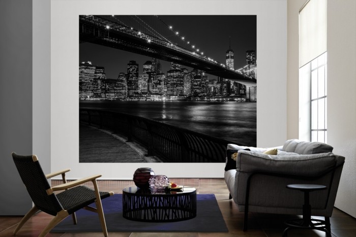 Die Fototapete Manhattan bei Nacht, New York, schwarz-weiß als große Bildtapete im Wohnzimmer. Als Bildtapete ist die Fototapete Manhattan bei Nacht, New York, schwarz-weiß ein besonderes Highlight auf Vliestapete.