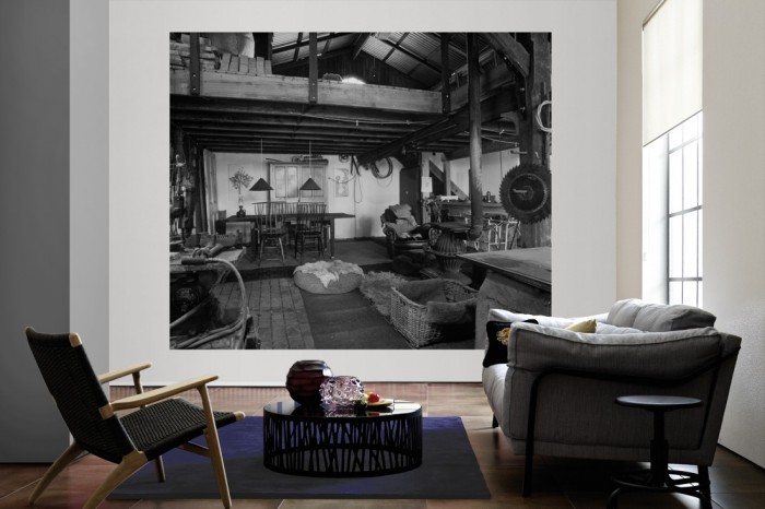 Die Fototapete Wohnen im Bauernhaus, schwarz-weiß als große Bildtapete im Wohnzimmer. Als Bildtapete ist die Fototapete Wohnen im Bauernhaus, schwarz-weiß ein besonderes Highlight auf Vliestapete.